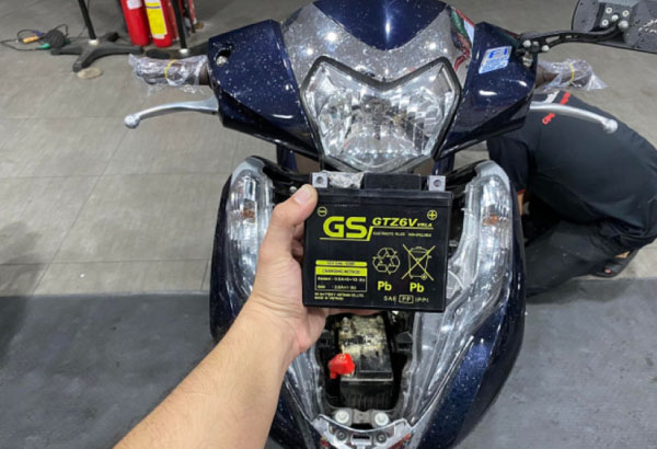 vì sao ắc quy xe máy nhanh hết điện