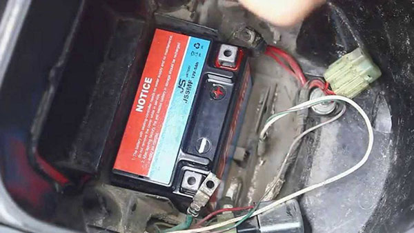 nguyên nhân khiến ắc quy nhanh hỏng