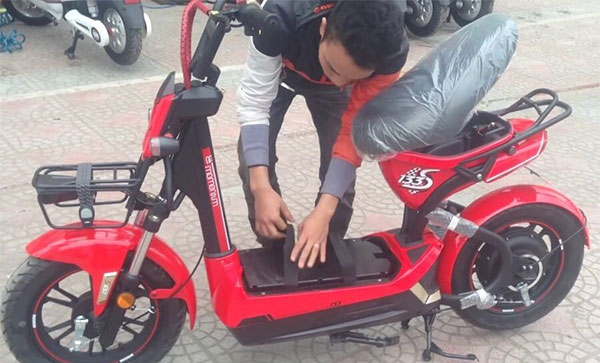 lý do sạc ắc quy xe điện bị nóng