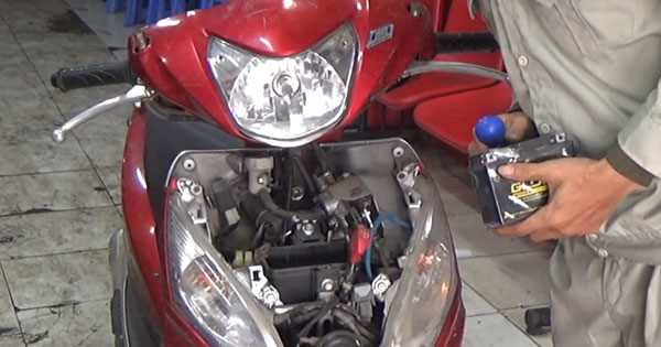 ắc quy xe ga nằm ở đâu